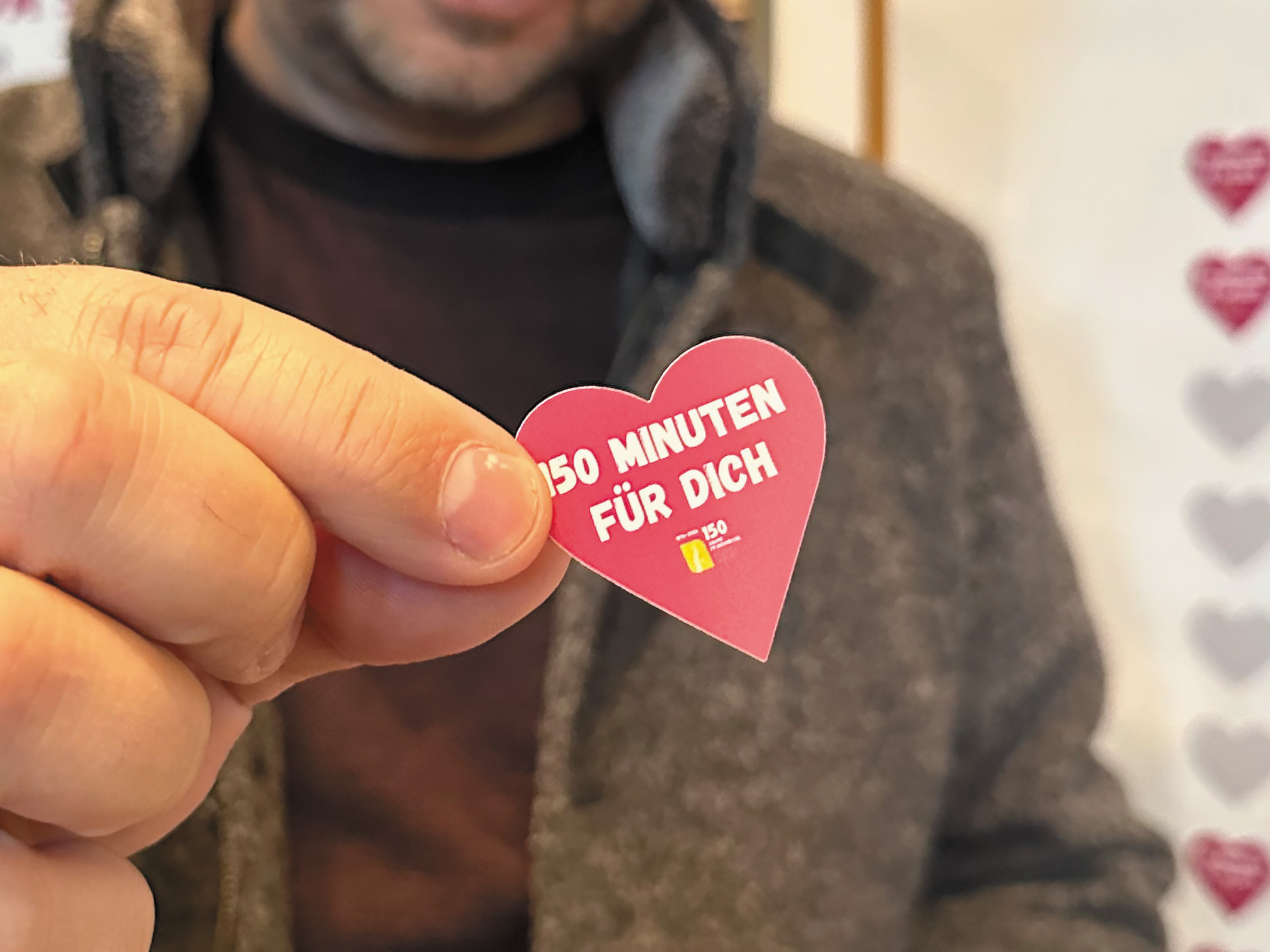 Jede und jeder, die/der mitmachen will, kann anonym ein kleines Herz auf eines der freien Felder an die Wand kleben. / Joachim Schwald - KKV Jede und jeder, die/der mitmachen will, kann anonym ein kleines Herz auf eines der freien Felder an die Wand kleben.