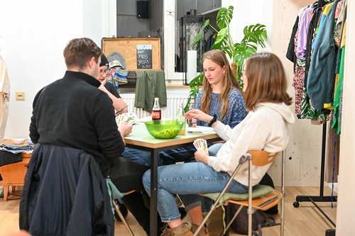 Corinna Peter/Junge Kirche Vorarlberg Im Februar fanden sich 16 Jugendliche aus allen Teilen vom Ländle im Marktplatz 4 zum Preisjassen ein. Und so duellierten sich ambitionierte Jasser:innen und Amateure in Vorarlbergs liebstem Kartenspiel.