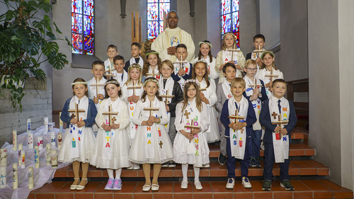 Am 4. Mai 2025 feierten 12 Kinder der Volksschule Kirchdorf und 9 Kinder der Volksschule Agasella das Fest ihrer Erstkommunion. Bei abwechslungsreichen Tischrunden wurden die Kinder von ihren Eltern und im Religionsunterricht von ihren Lehrerinnen au